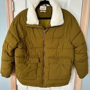 Womans Puffer Jacket, Universal Threads, Size M, waist jacket